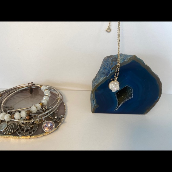 white crystal druzy necklace - Picture 5 of 7